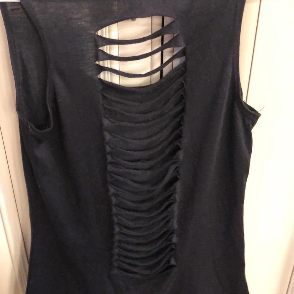 Shelor Top with Ripped Back - Picture 6 of 8